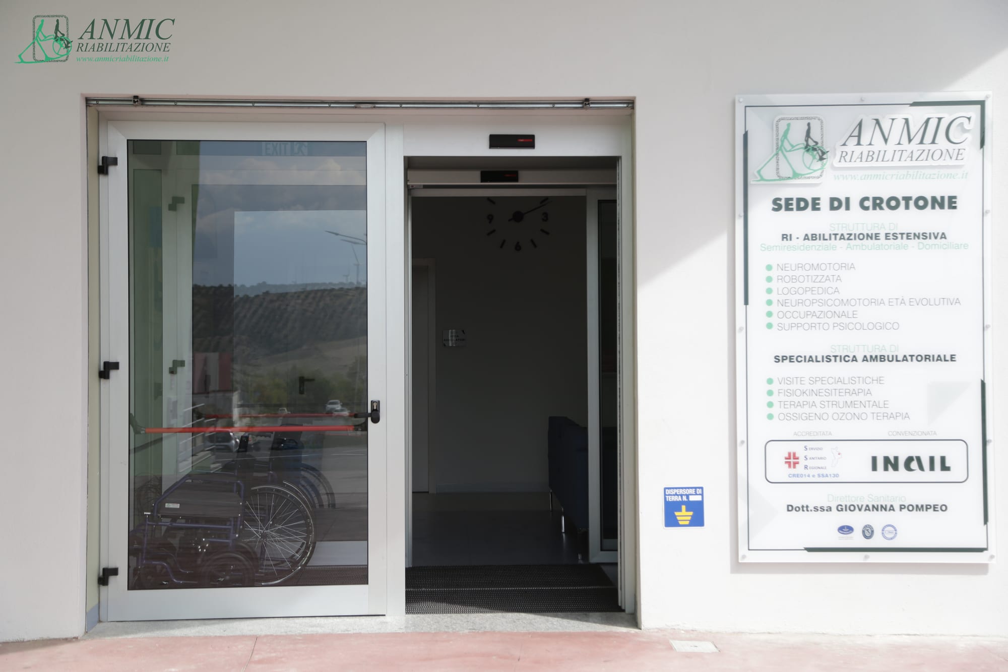 Ingresso della sede di Crotone di ANMIC Riabilitazione con insegna